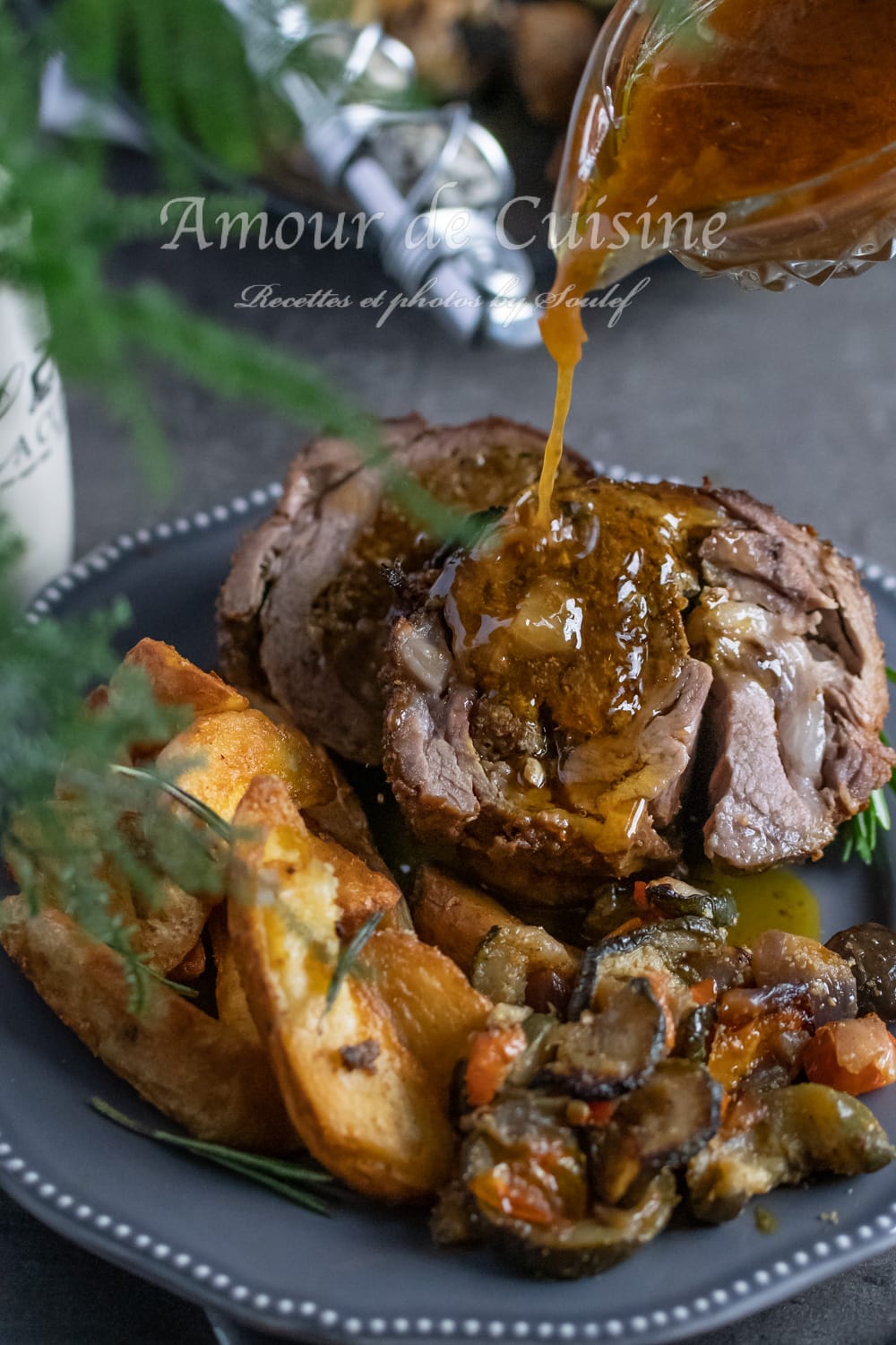 tranche de viande d'Épaule désossée farcie au merguez au four arrosée du jus de cuisson