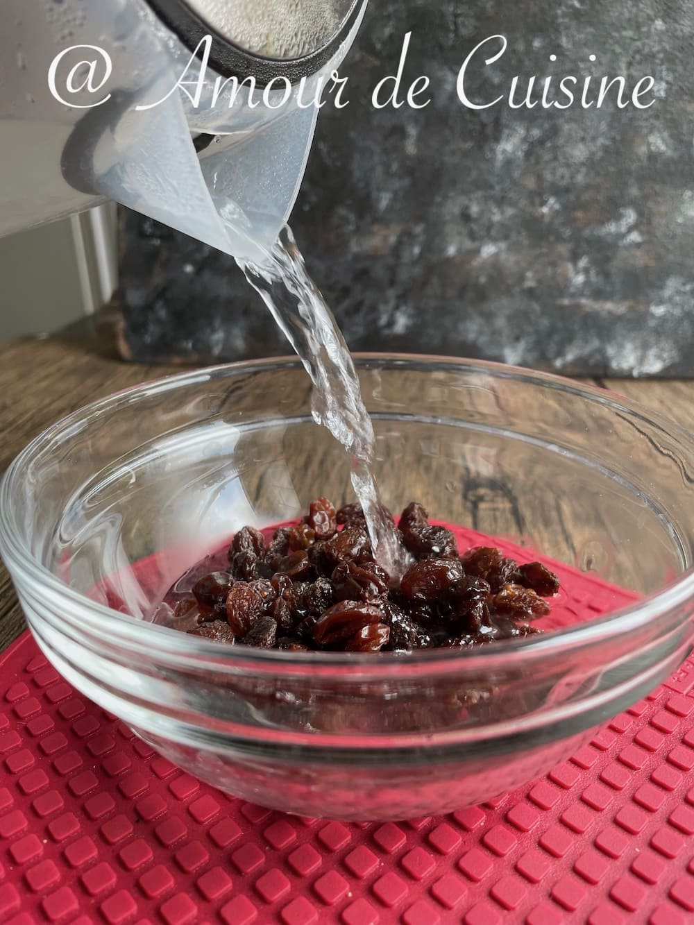 faire gonfler les raisins secs dans l'eau bouillante