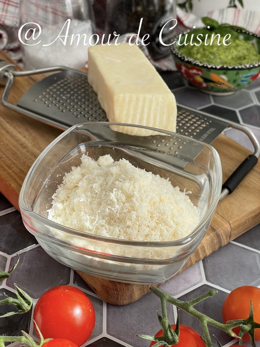 parmesan en morceau et parmesan rapé