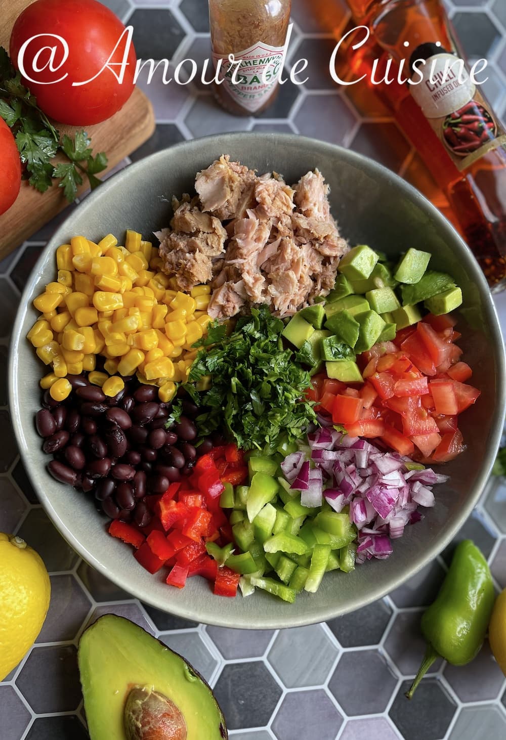 preparation de la salade mexicaine avec les ingredients qui la composent autour