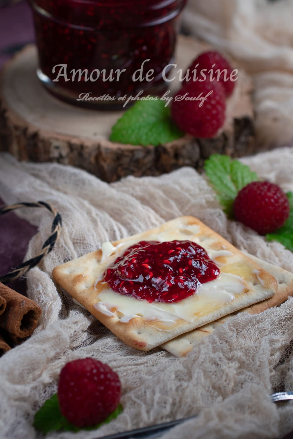 confiture de framboises tartinée sur une biscotte