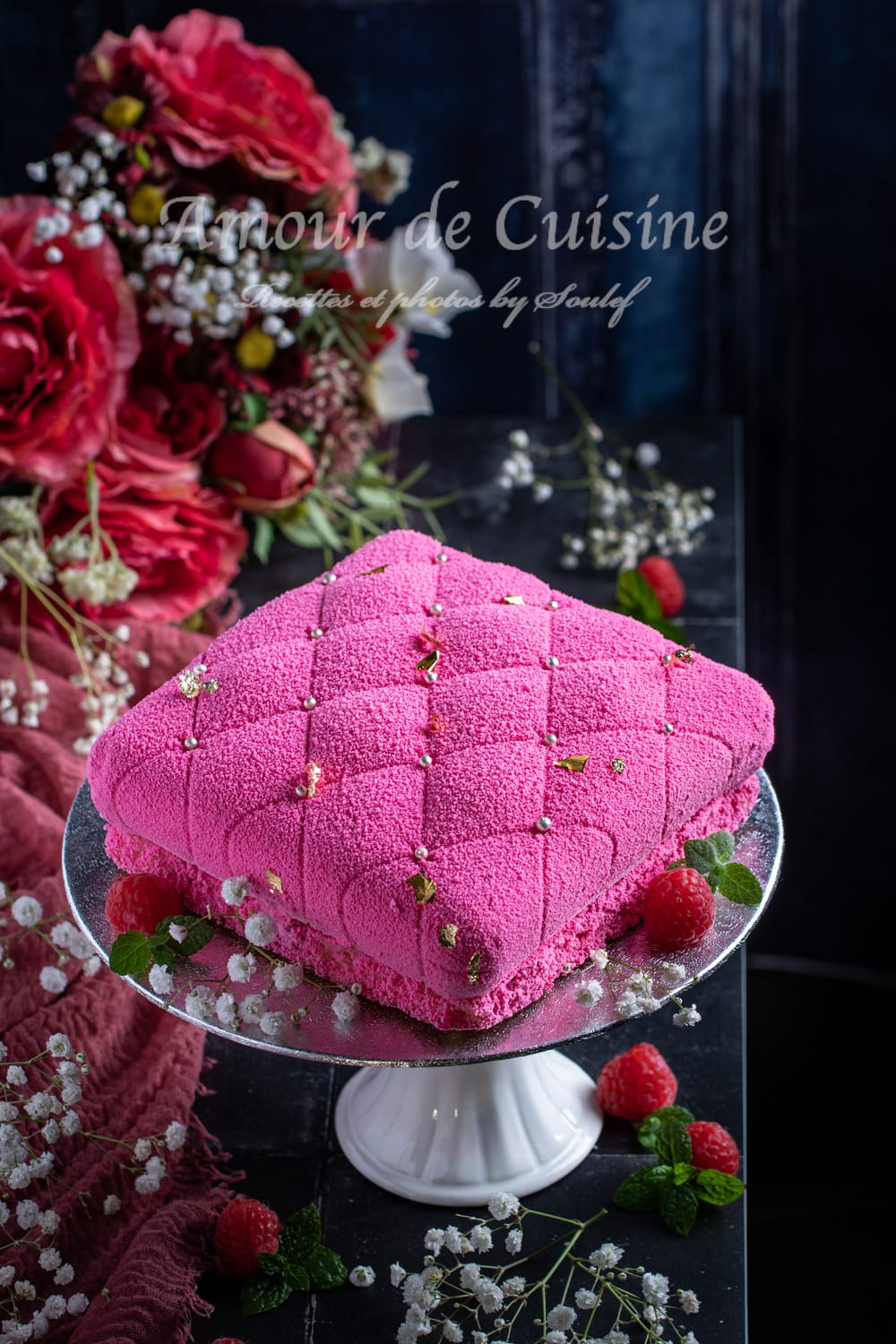 Entremets coussin matelassé aux framboises. vue de la couche de mousse de framboises et inserts aux framboises