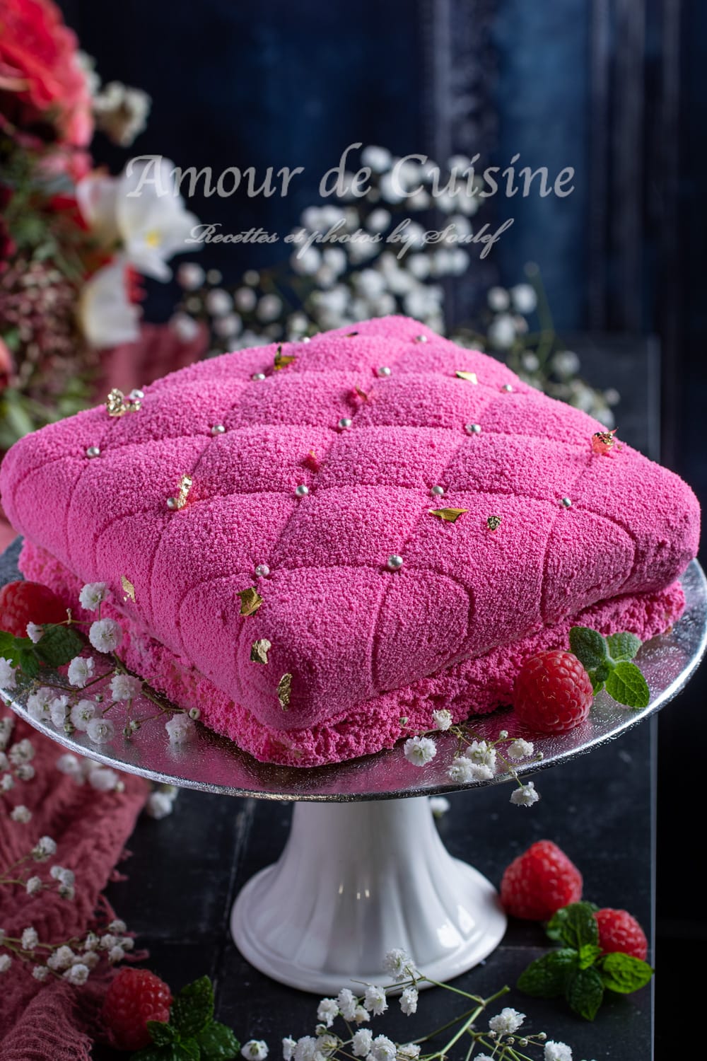 entremets aux framboises en forme de coussin matelassé