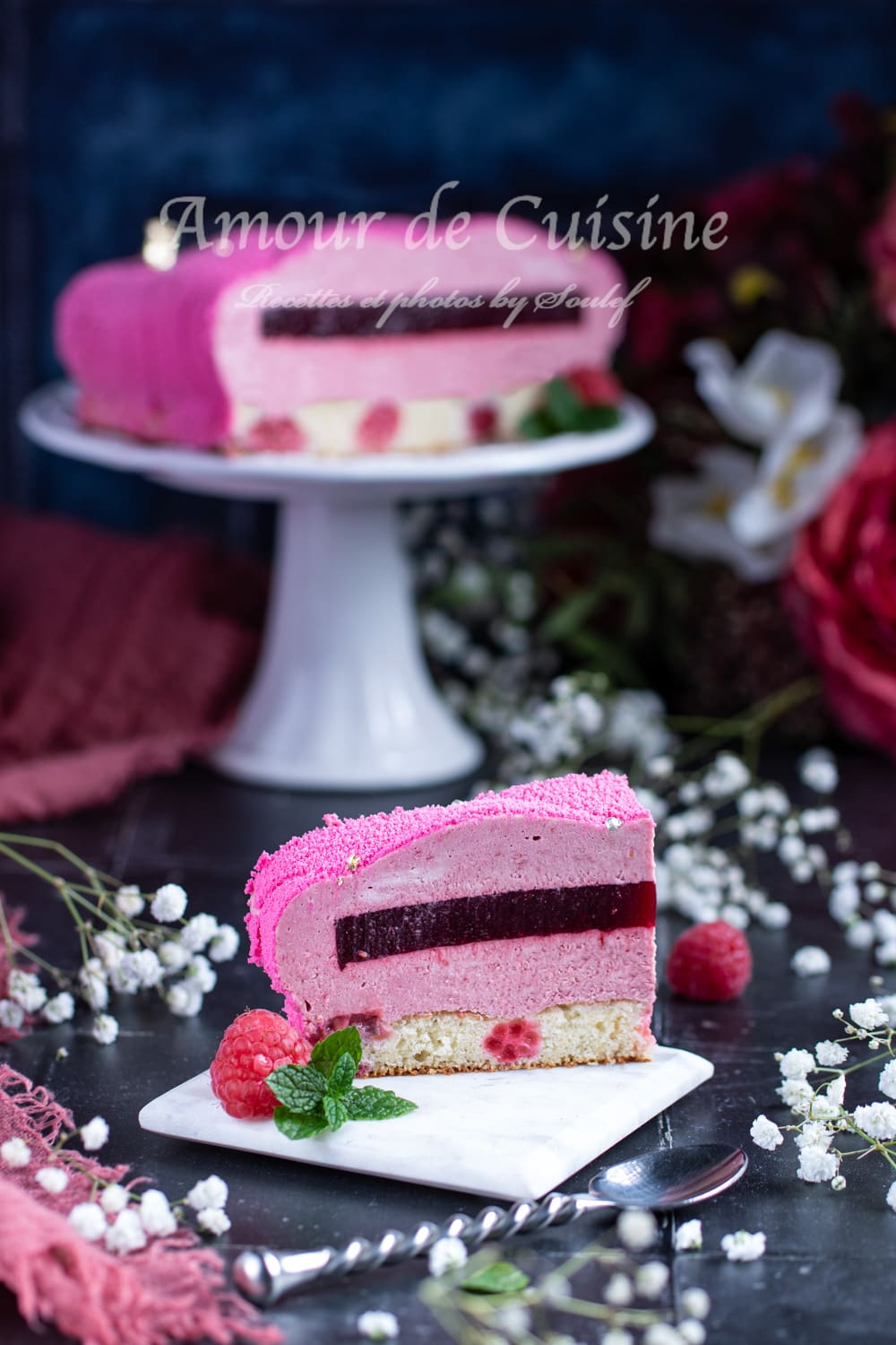 une tranche de l'entremets coussin matelassé aux framboises