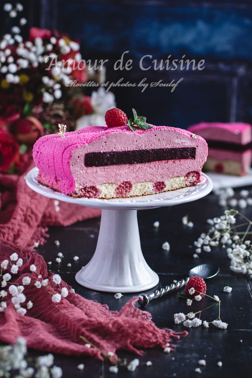 entremets aux framboises en forme de coussin matelassé