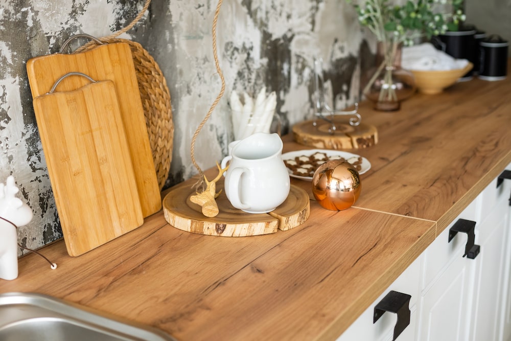 ustensiles-cuisine-dans-pot-rangement-ceramique-decor-noel-etagere-mur-bois-rustique