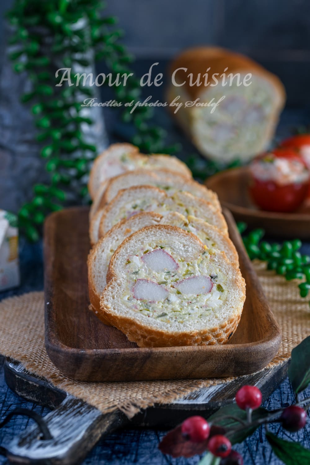 Tranches de baguette apéro farcie au surimi, fromage frais et cornichons, disposées sur une planche en bois rustique – recette gourmande et facile pour apéritif convivial.