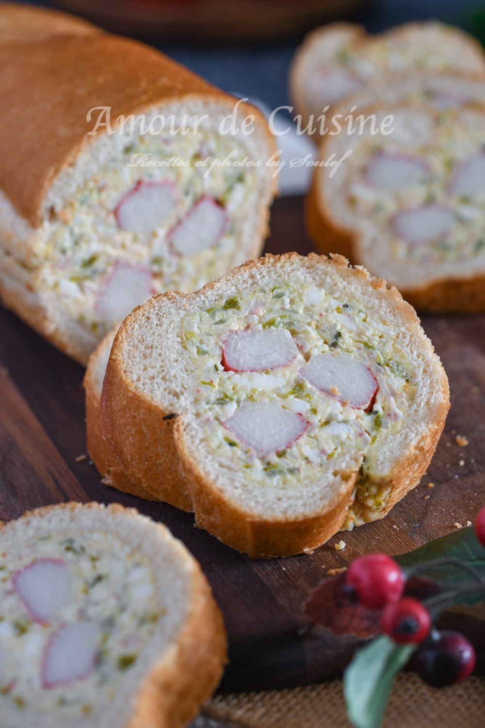 Tranche de baguette apéro farcie au surimi, fromage frais, cornichons et gruyère, présentée sur une planche en bois – recette facile et gourmande pour apéritif convivial.