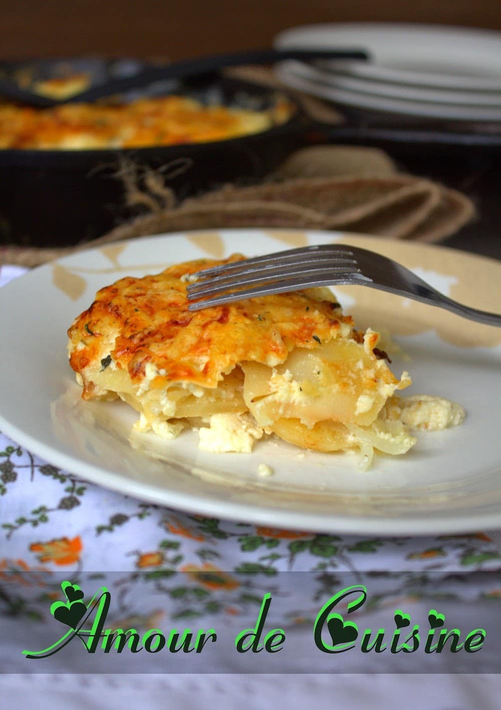 gratin de panais sur une assiette blanche