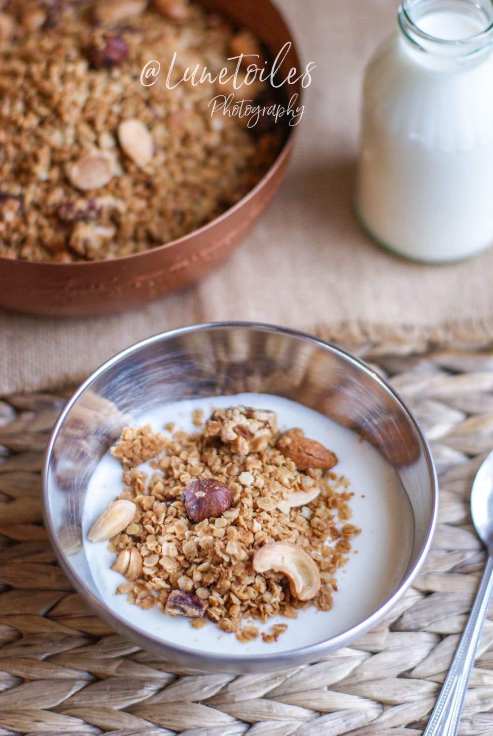 granola croustillant servi avec du yaourt