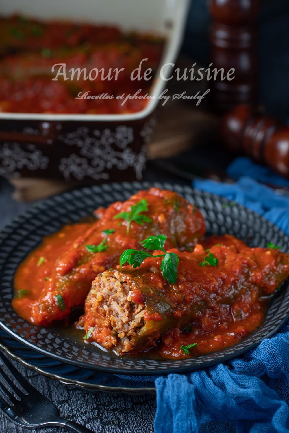 Recette de poivrons farcis au four à la viande hachee avec une sauce tomate, plat facile