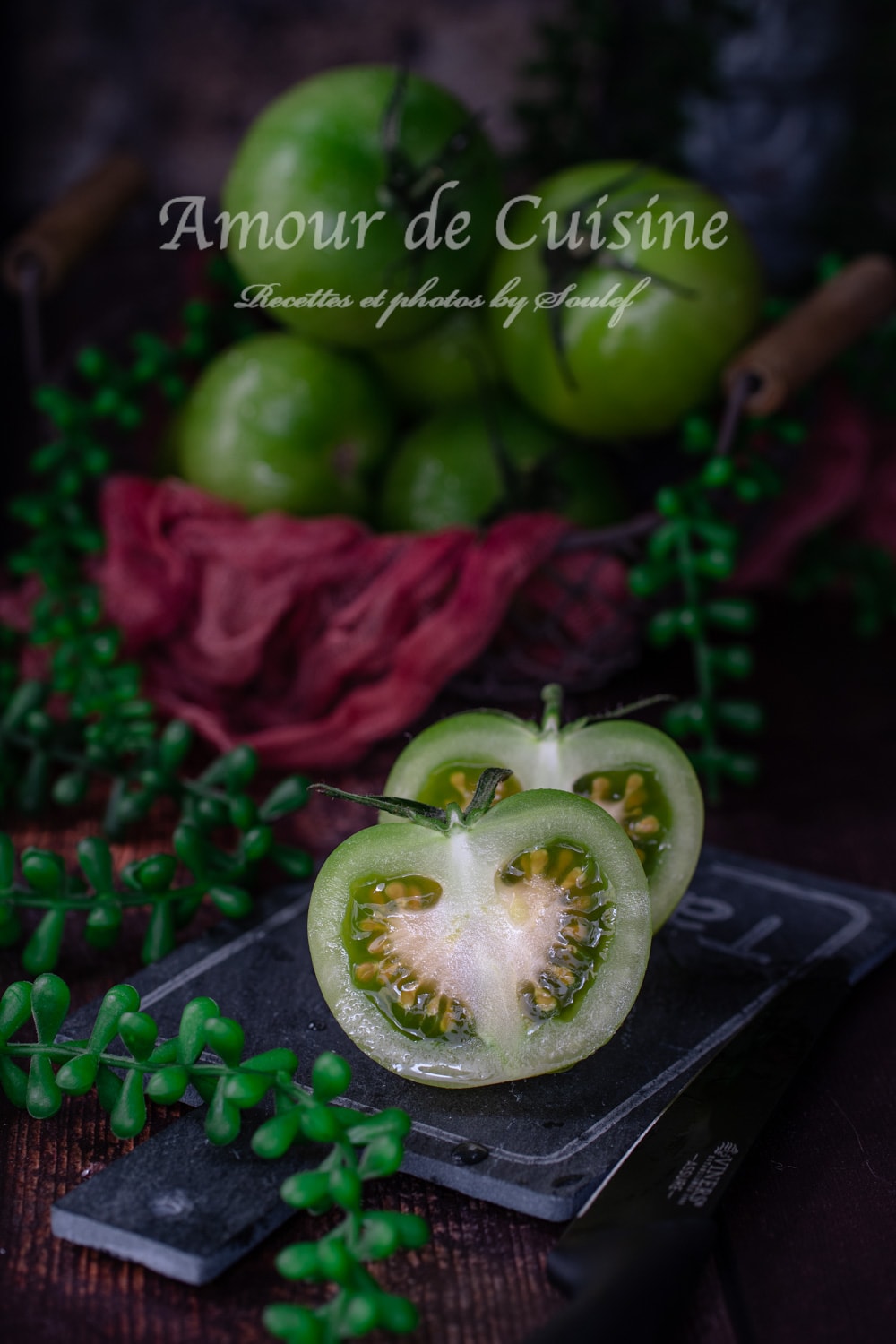 tomates vertes coupees sur deux