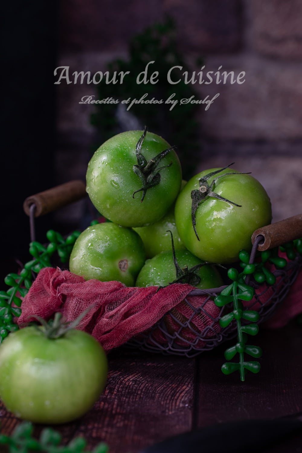 tomates vertes dans un panier