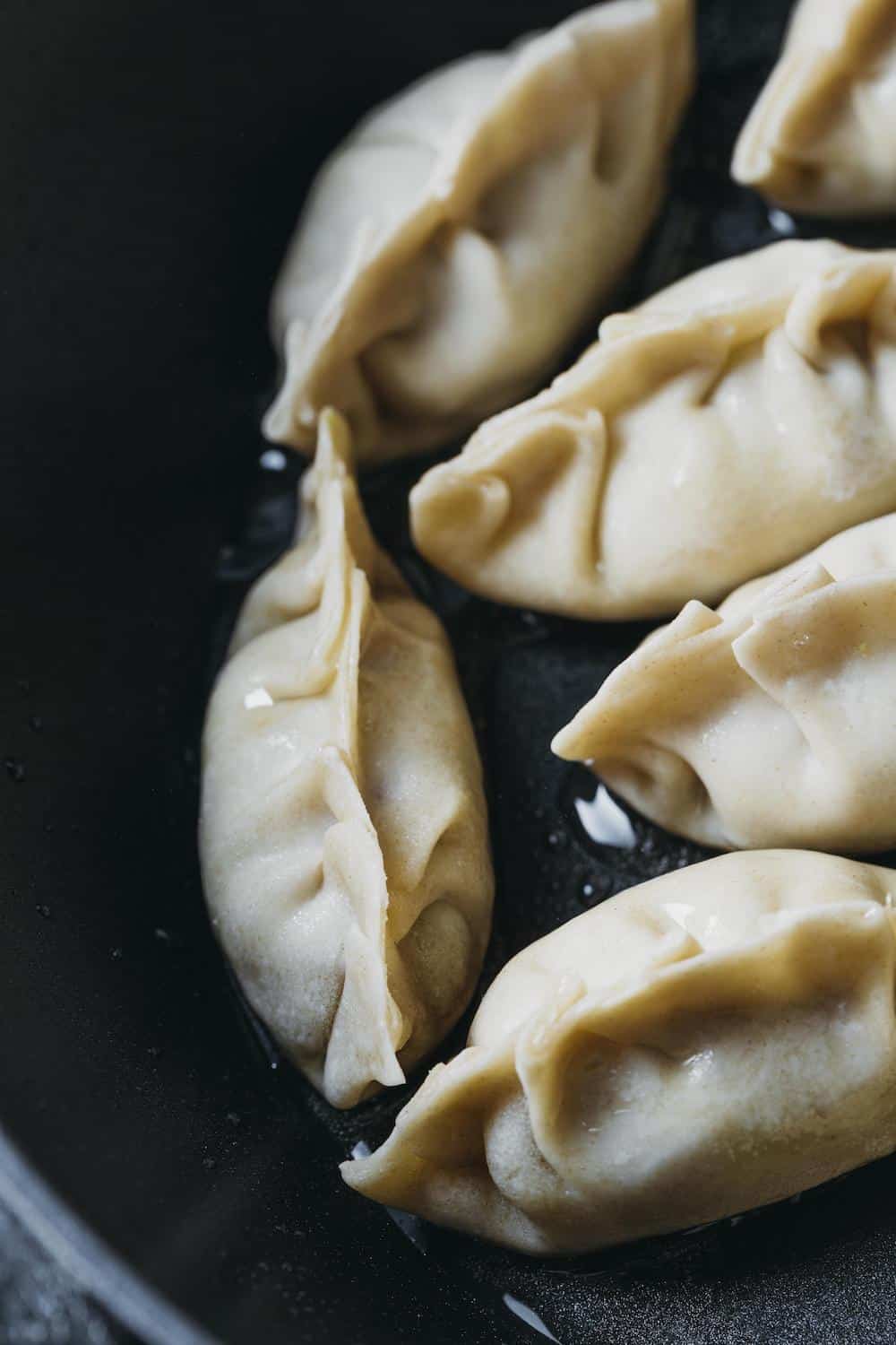 Les gyoza-japanese-dumplings-assortment