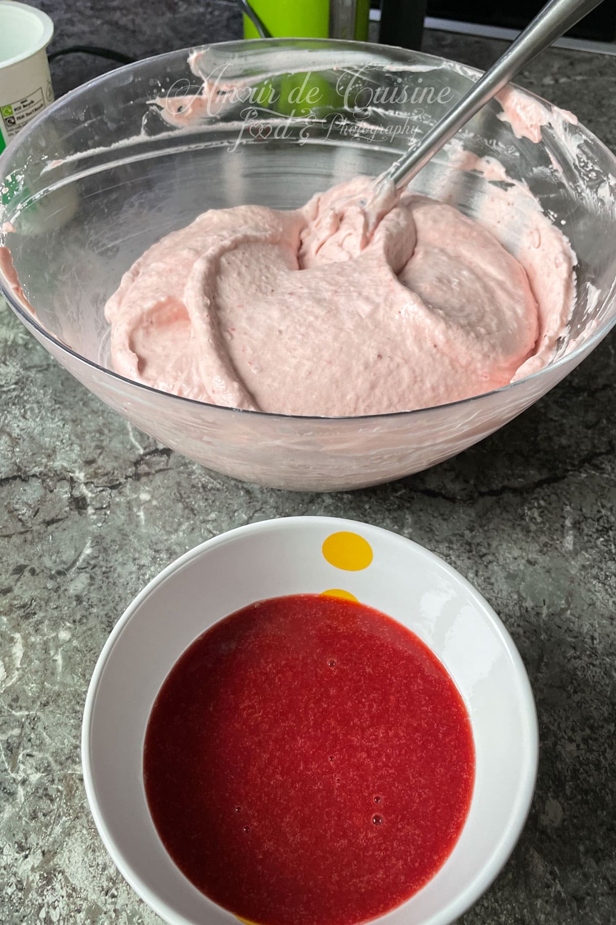 Mousse bavaroise à la fraise dans un saladier, avec coulis de fraises rouge prêt pour le montage du bavarois
