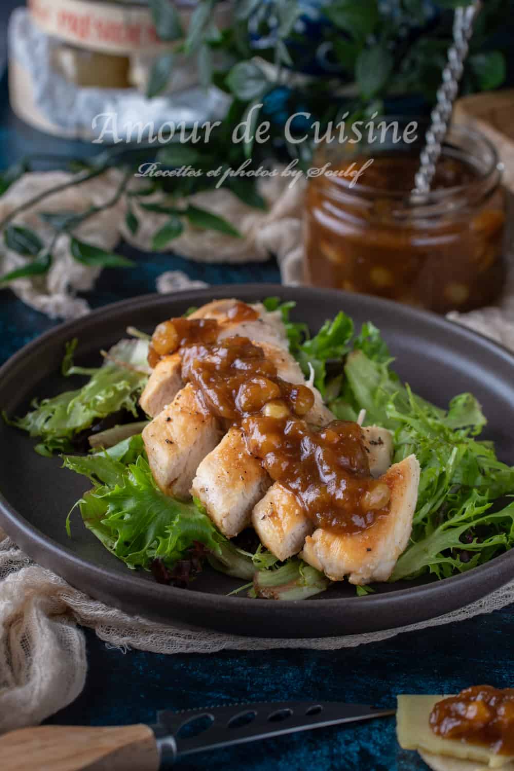 Chutney ou confit de rhubarbe épicé au gingembre et cannelle sur une escalope de poulet au four