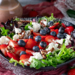 Salade d'été aux fraises et feta