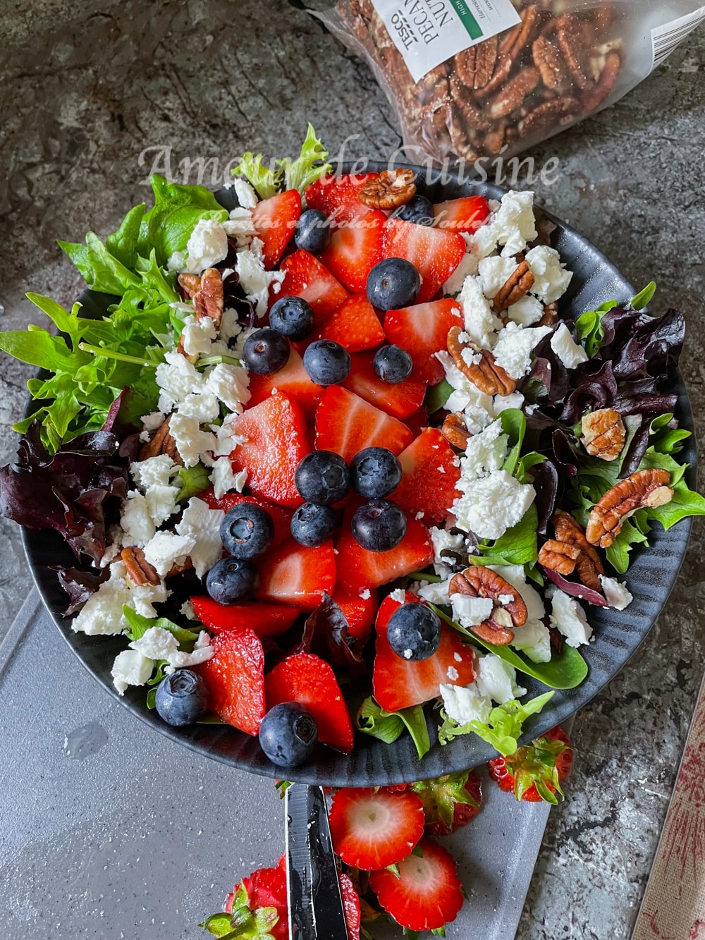 dressage de la salade d'été aux fraises et feta 2