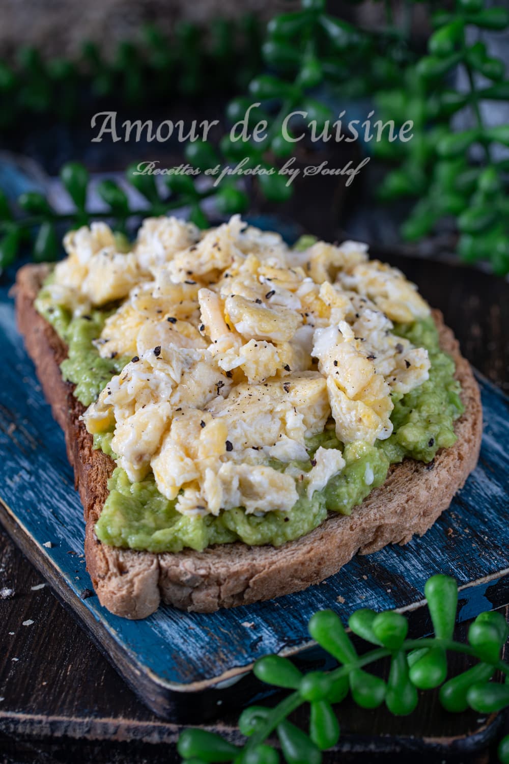 avocado toast aux oeufs brouillés