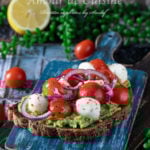 avocado toast caprese, idée de tartine de pain grillé à l'avocat