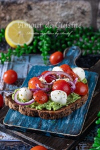 avocado toast caprese, idée de tartine de pain grillé à l'avocat