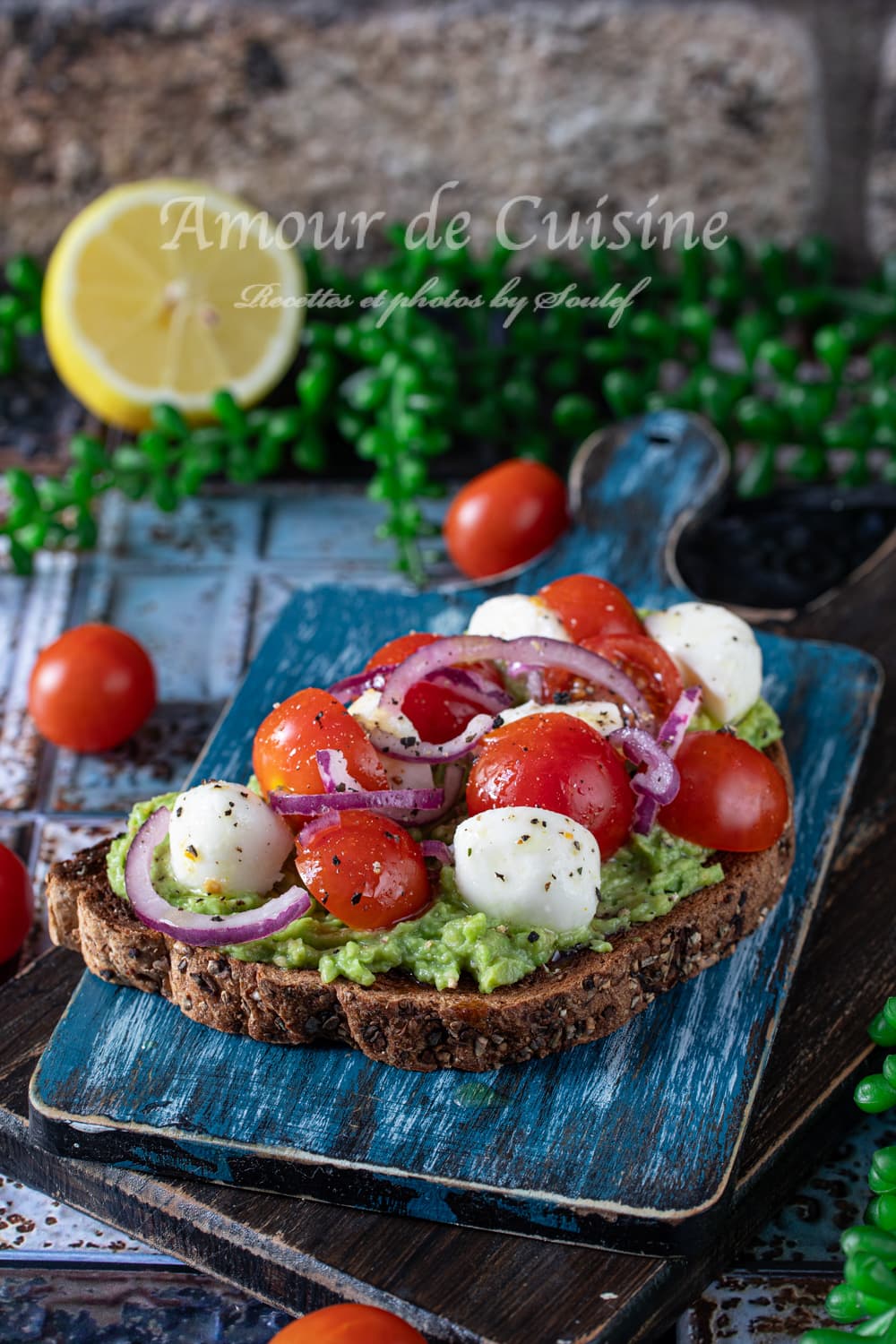 Recette avocado toast caprese, idée de tartine de pain grillé à l'avocat