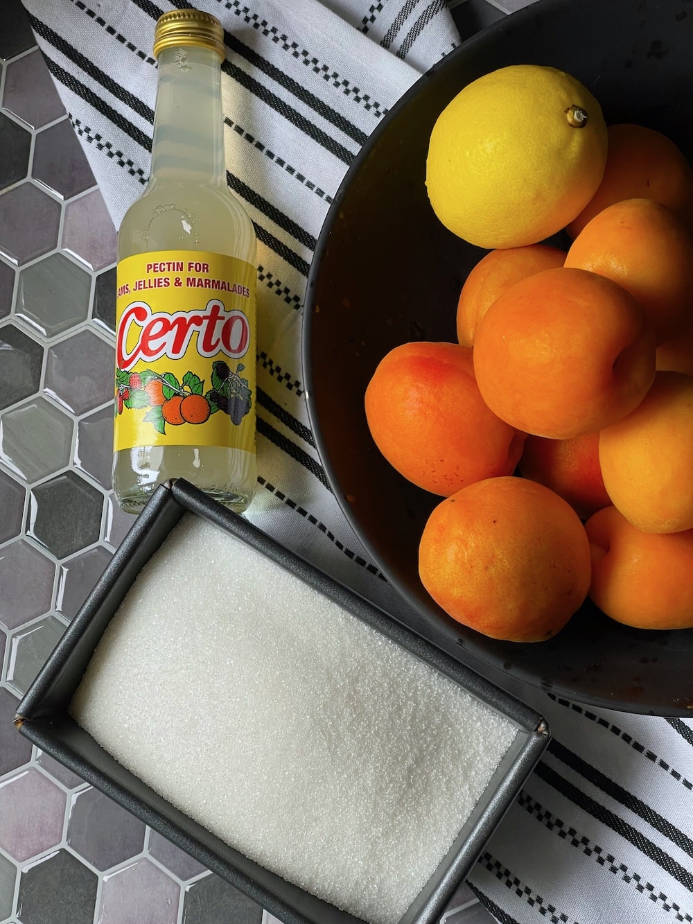 ingredients pour preparer la gelee d'abricots