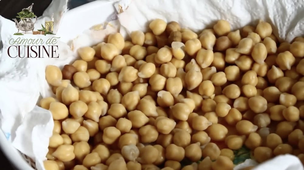 Pois chiches secs trempés et égouttés, prêts à être mixés pour la préparation de falafels maison, disposés sur un torchon absorbant