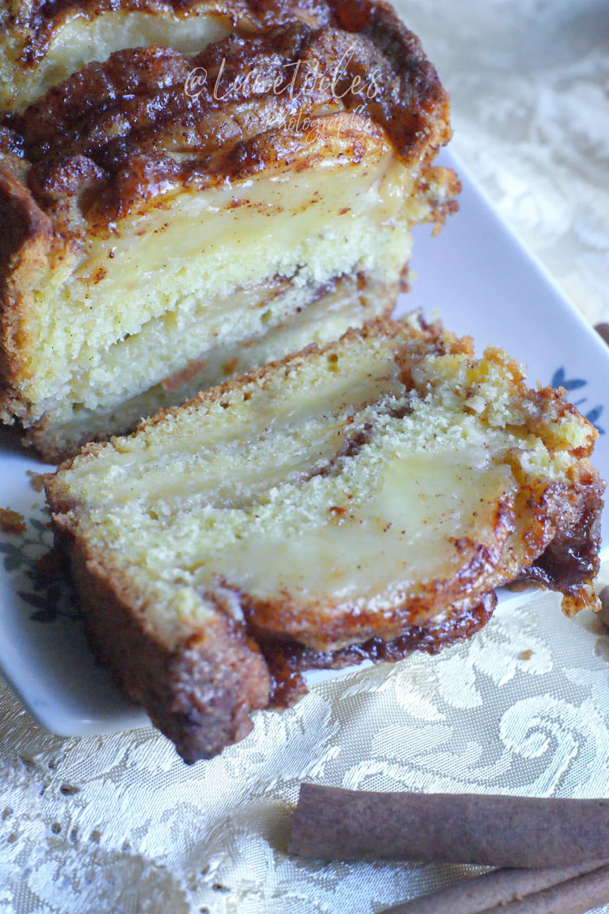 Cake aux pommes à l’ancienne coupé en tranches, avec des lamelles de pommes fondantes et une garniture cannelle-vergeoise caramélisée.