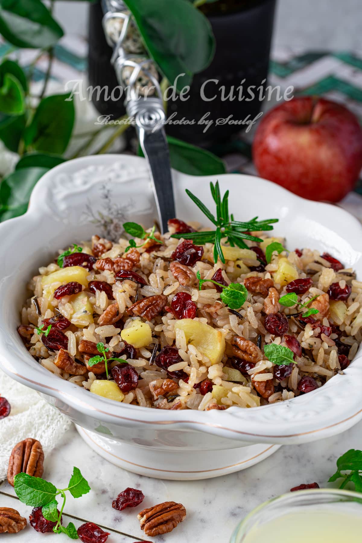 Riz pilaf, plat d'accompagnement sucré salé aux noix, pommes et cramberries