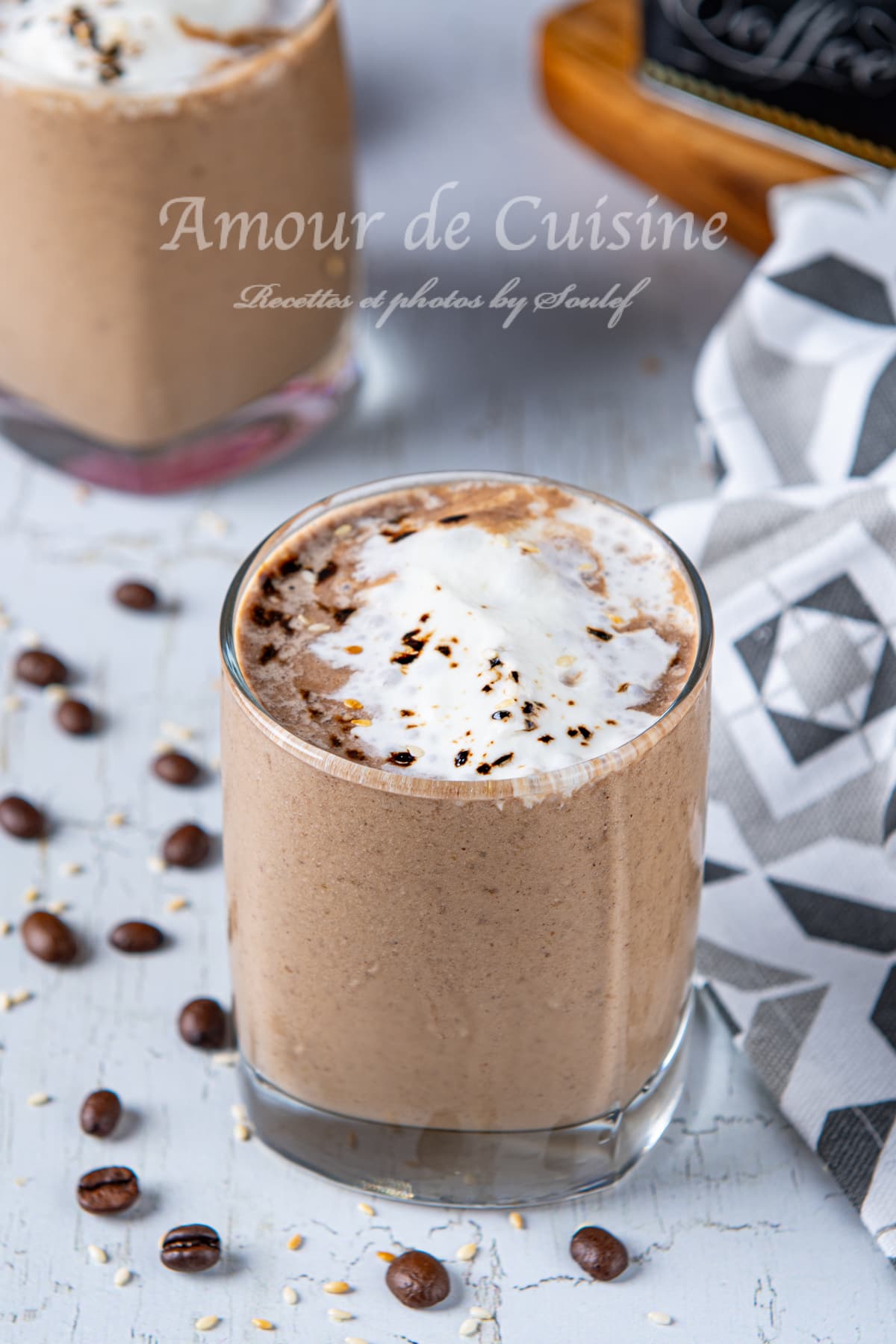 Smoothie au café, tahini et dattes