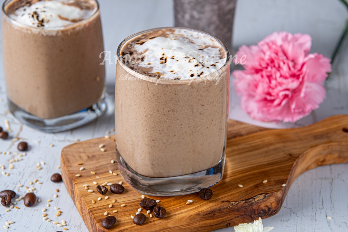 Smoothie au café, tahini et dattes