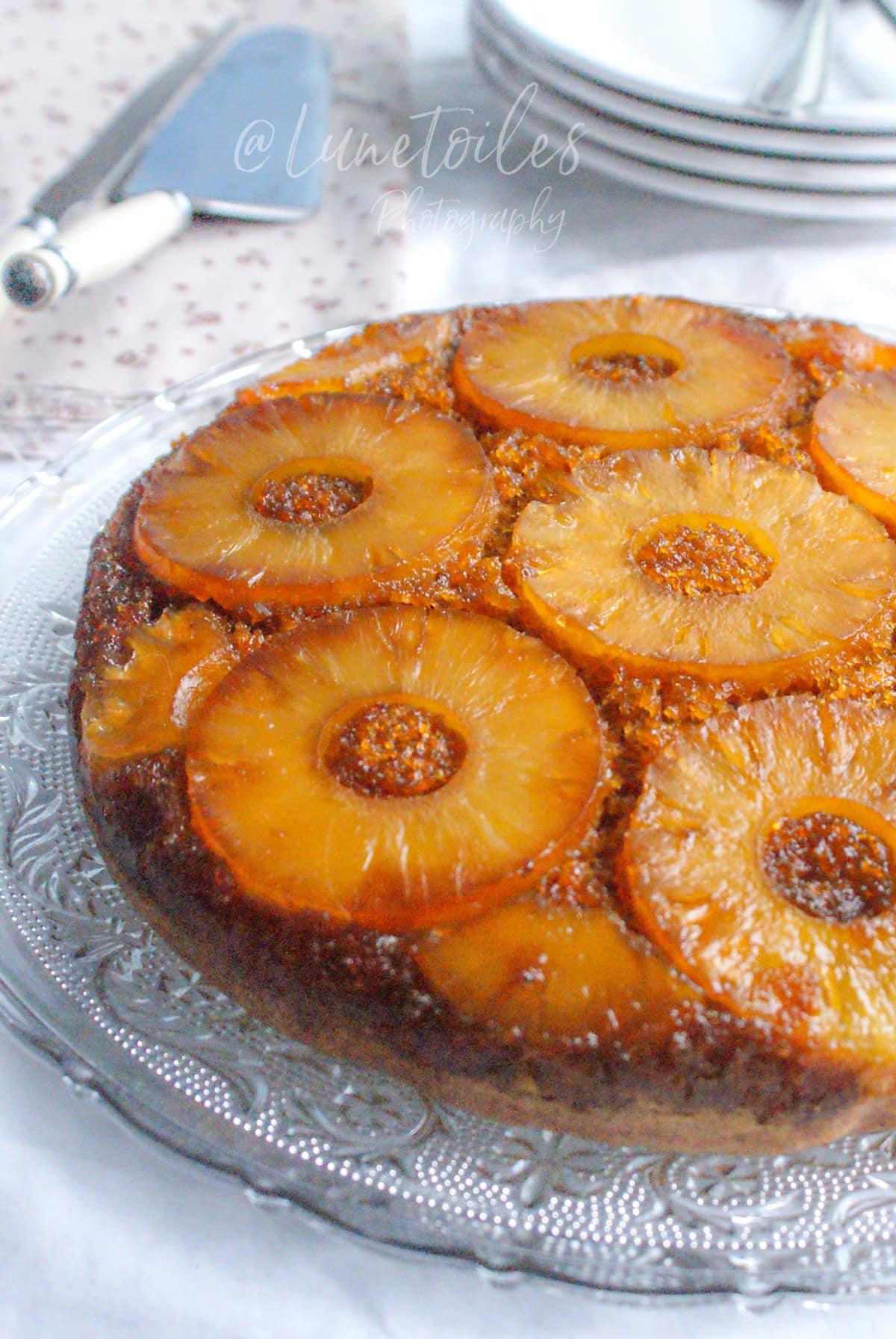 Gâteau à l’ananas renversé moelleux et caramélisé sur plat de service, tranches d’ananas dorées et caramel brillant, dessert maison facile.