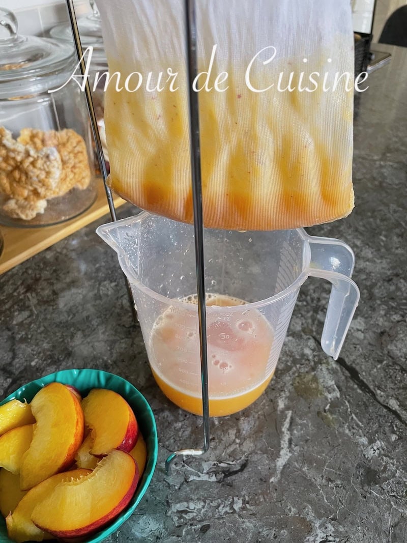 egoutter le jus de peches