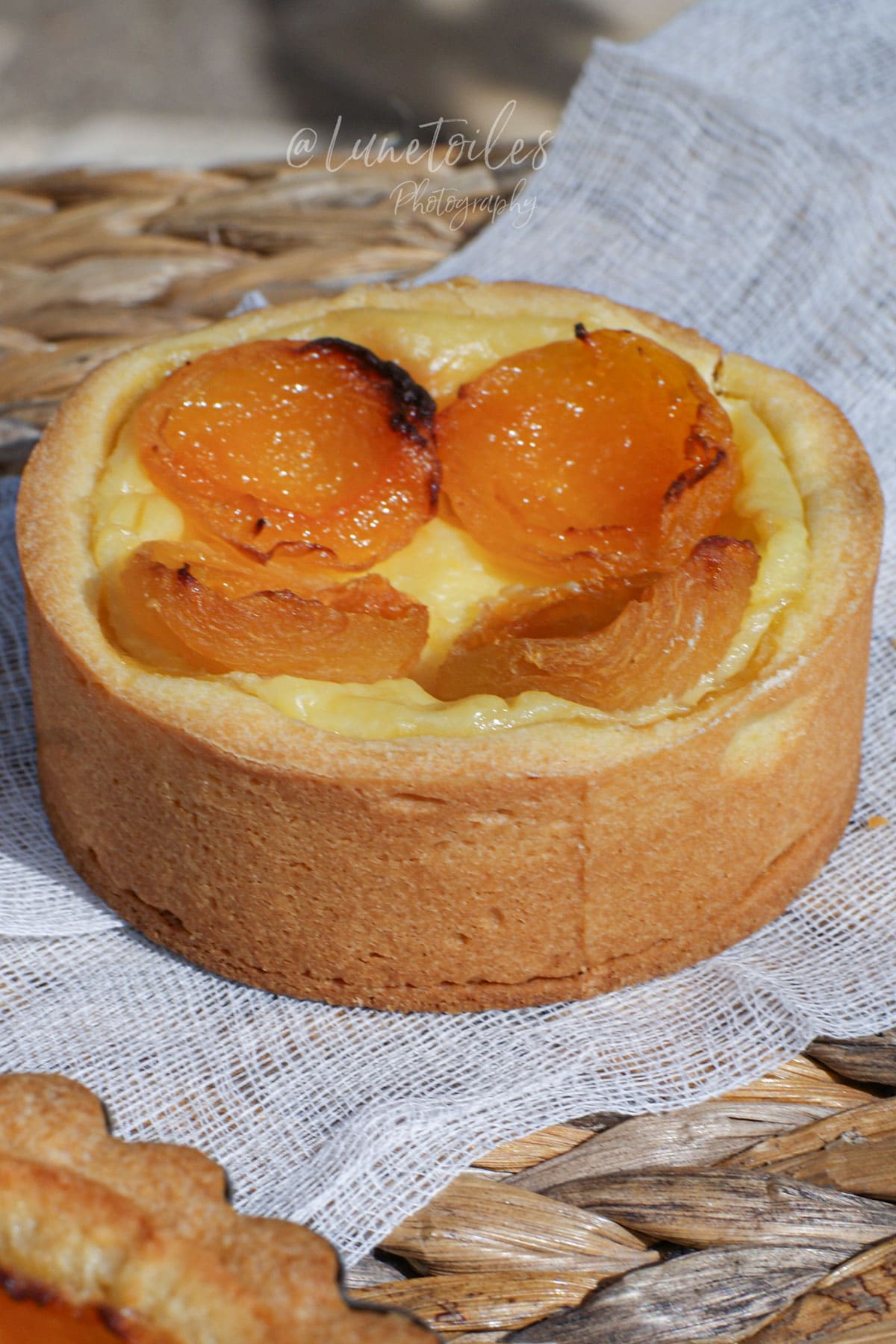 Tartelette aux abricots à la crème pâtissière, avec pâte sucrée épaisse et abricots dorés sur le dessus