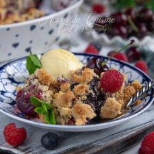 Crumble amande et fruits rouges : le dessert crousti-fondant