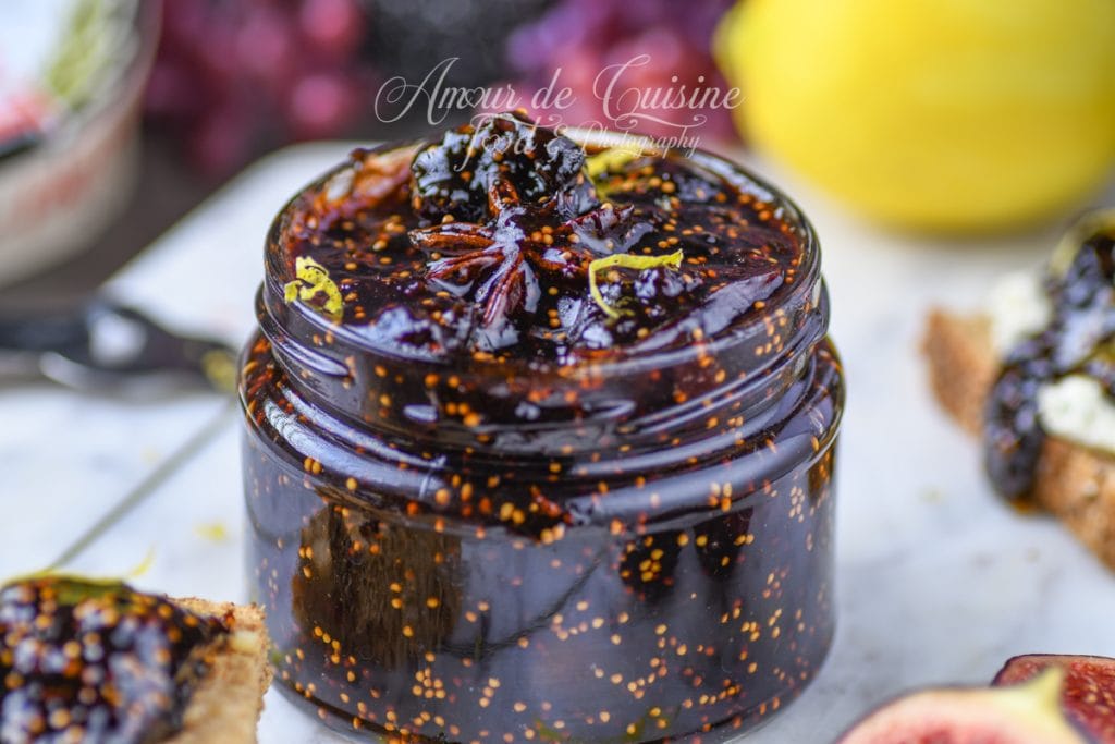 Bocal de confit de figues au vinaigre balsamique maison, garni de zestes de citron et d’une étoile de badiane, prêt à être dégusté