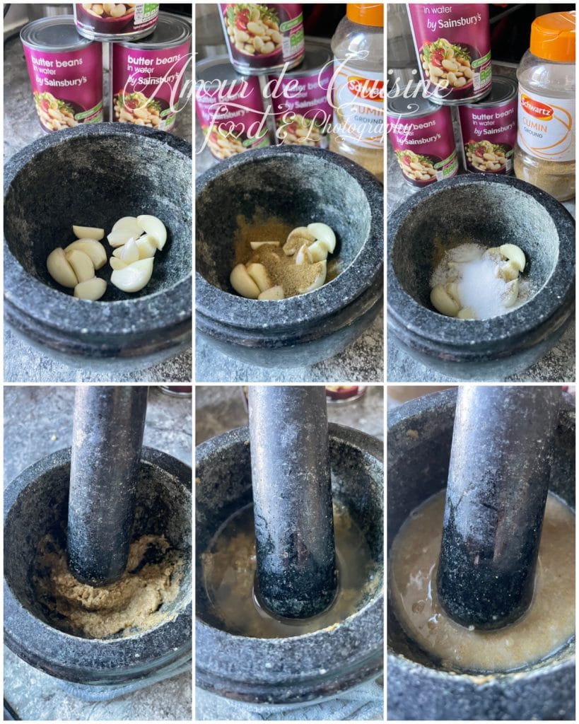 Étapes de préparation de la dersa pour la loubia : gousses d’ail placées dans un mortier, ajout de cumin puis de sel, écrasement au pilon jusqu’à obtenir une pâte, puis dilution avec un peu d’eau.