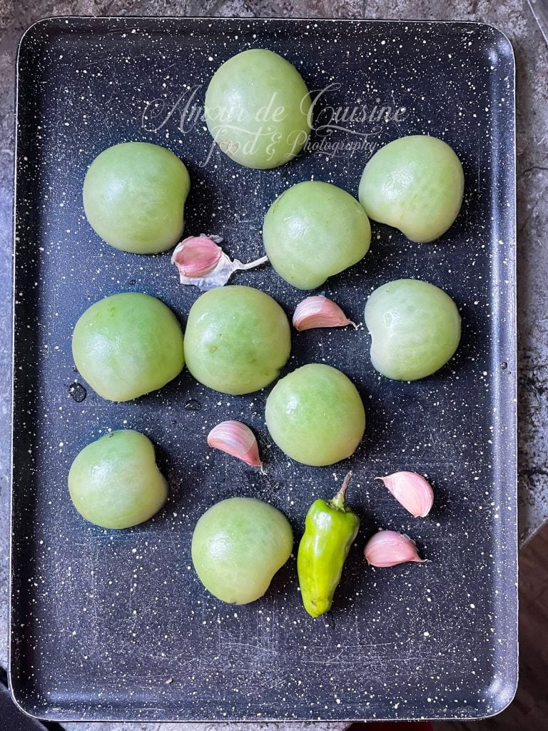 tomatillos, ail et piment sur un plateau allant au four