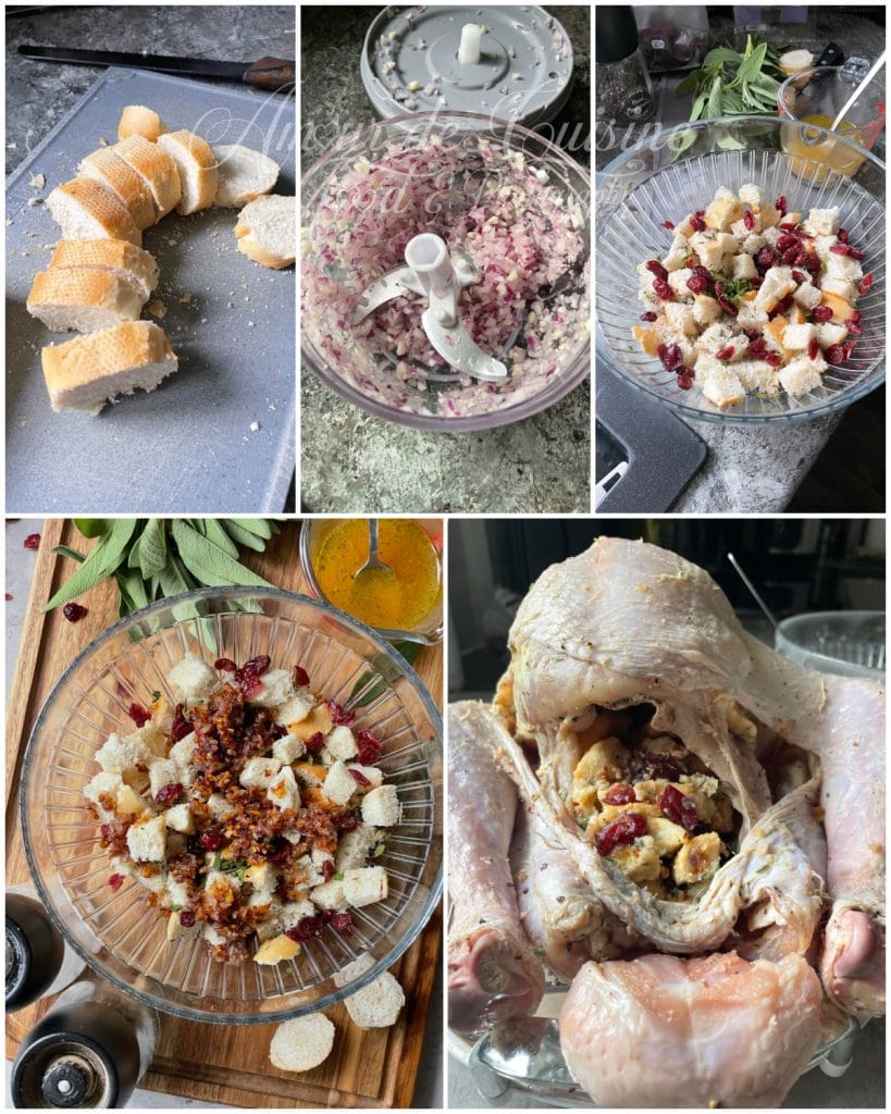 Montage de cinq photos montrant les étapes de préparation d’une farce pour dinde : baguette coupée en tranches, oignon rouge haché dans un mini-robot, saladier de cubes de pain et canneberges, même bol garni du mélange d’oignons revenus et d’herbes, puis dinde crue assaisonnée, cavité généreusement farcie avec la préparation au pain et aux canneberges.