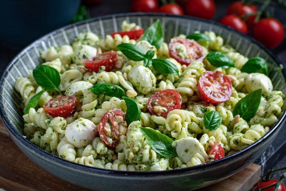 Salade de pâtes au pesto et tomates cerises