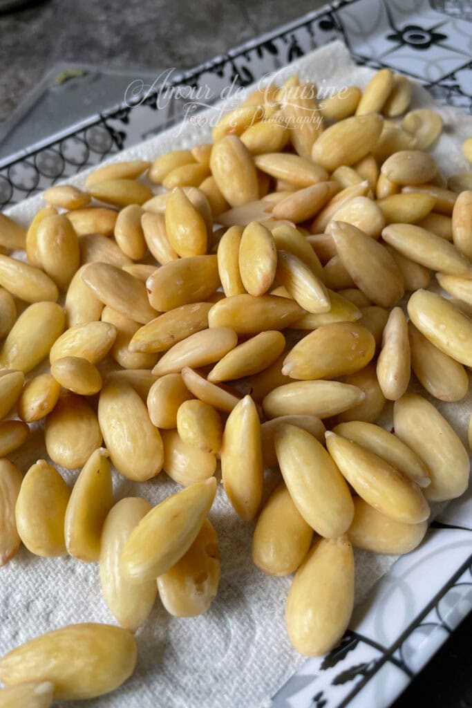 Amandes émondées étalées sur un torchon pour bien sécher avant de les mixer en poudre d’amandes maison fine et régulière.