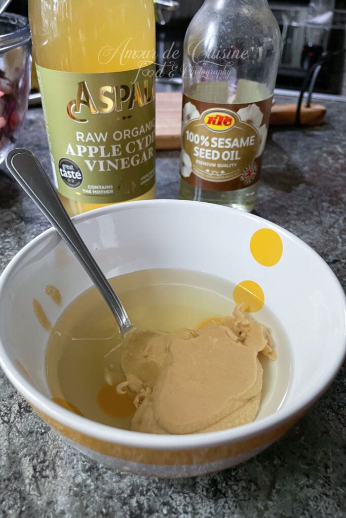 Préparation de la sauce tahini maison dans un bol