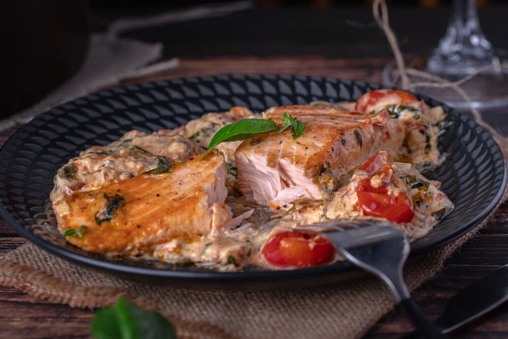 Saumon à la toscane à la crème d'épinards