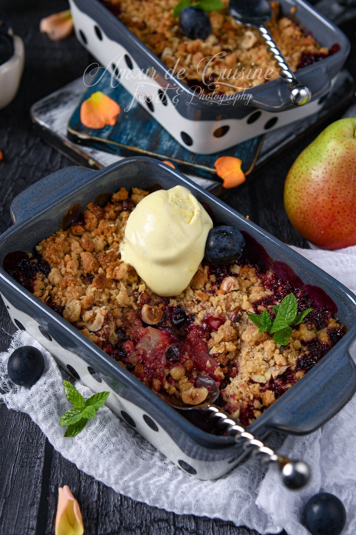 Crumble aux quetsches poires et noisettes