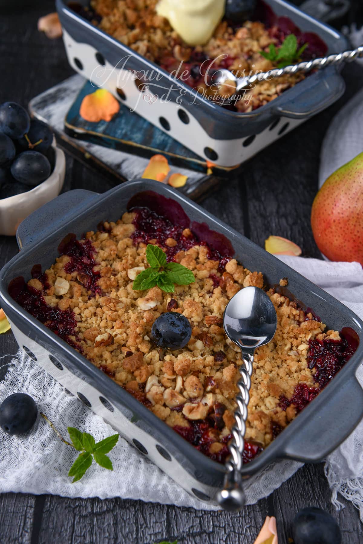 Crumble aux quetsches poires et noisettes