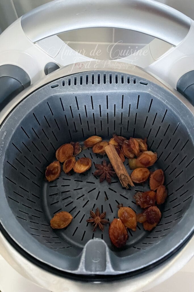 préparation des noyaux de prunes et des épices