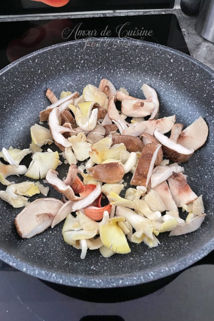 champignons sylvestres suants dans la poele