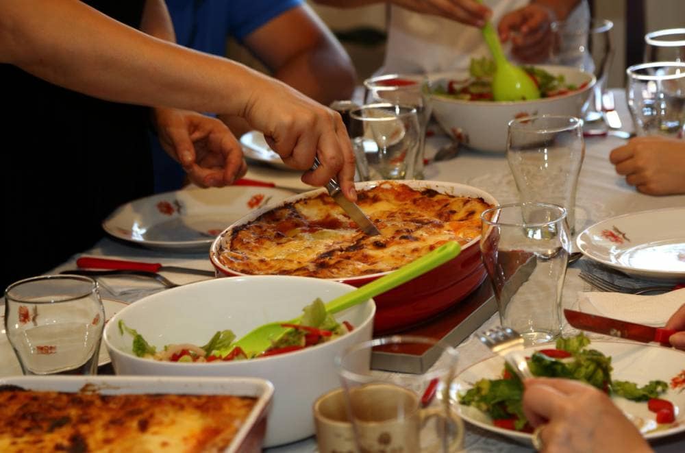 plat de lasagnes à déguster en famille