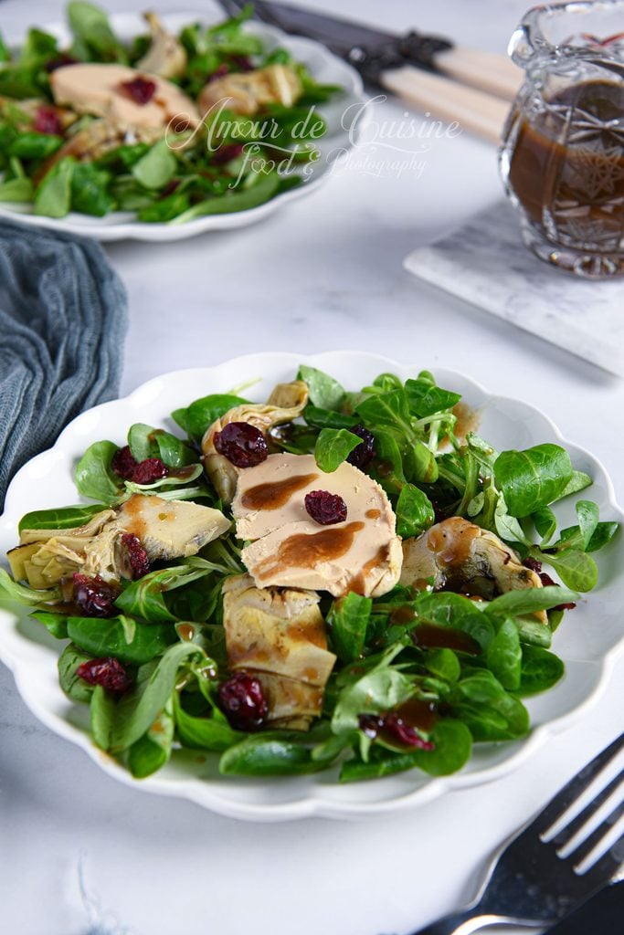 Salade de mâche au foie gras et artichauts, vinaigrette balsamique à l’érable